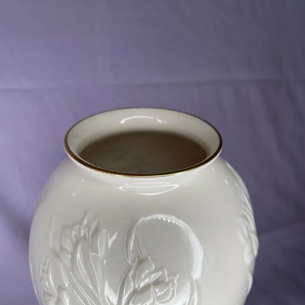 LENOX Masterpiece Ivory w/24K Gold Trim Embossed Floral 7” Vase